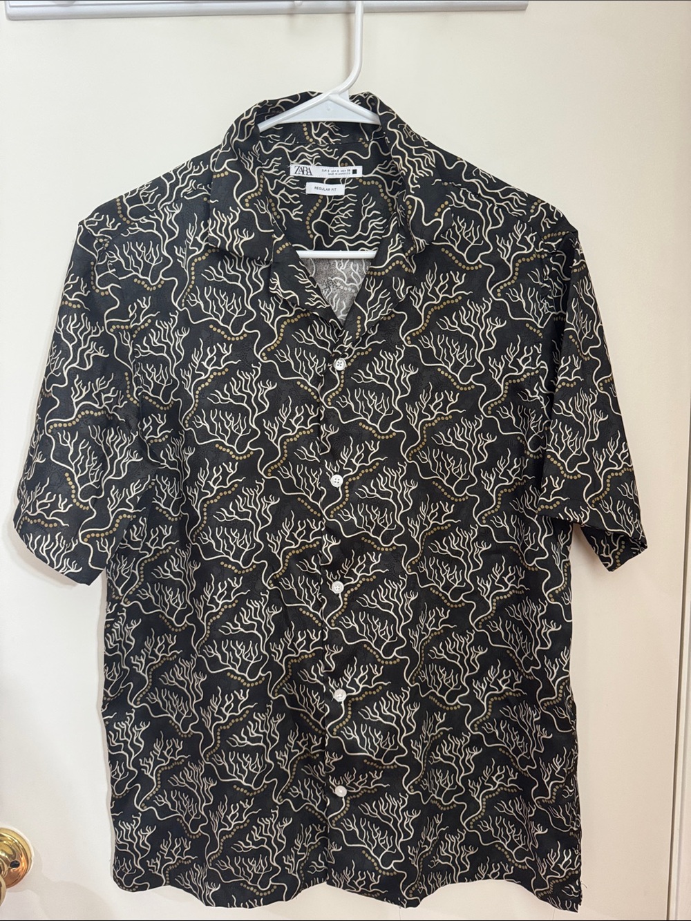 Zara Black Short-Sleeve Button-Up Shirt with Cream Coral Print